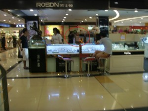 《商场里面灶火生》更新详述