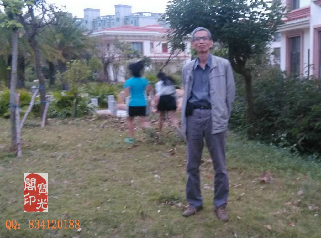 小女孩背着什么东西？