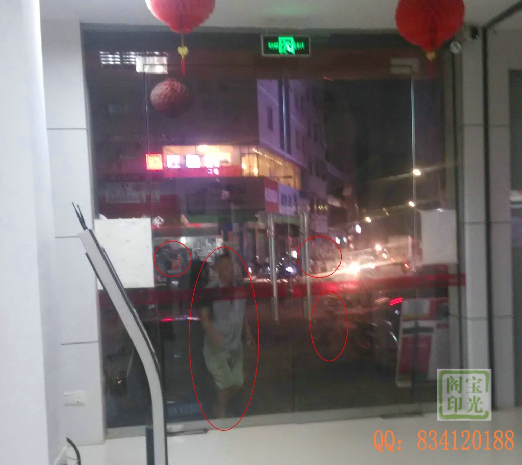 灵异图片:穿女服的大男人(中国联通营业部灵异之一)