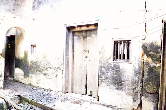 哥哥朋友旅游时候拍到的灵异照片，只做了曝光处理，大家看看，接受PS大神鉴定，我也想知道真假