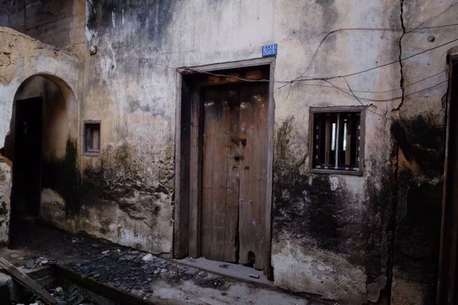 哥哥朋友旅游时候拍到的灵异照片，只做了曝光处理，大家看看，接受PS大神鉴定，我也想知道真假