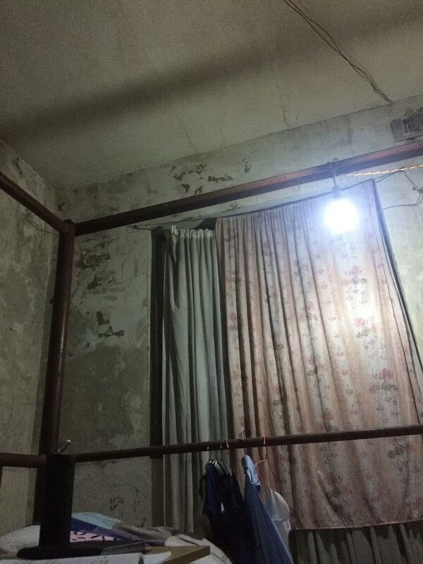 昨晚在床上玩手机,突然手上被滴一滴血