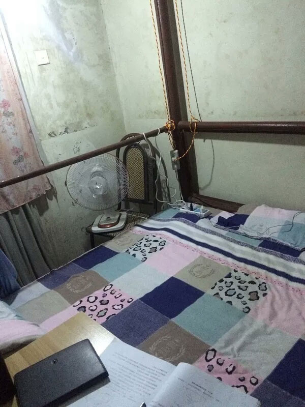 昨晚在床上玩手机,突然手上被滴一滴血