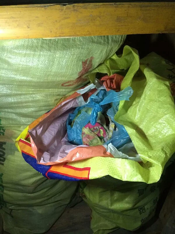 昨晚在床上玩手机,突然手上被滴一滴血