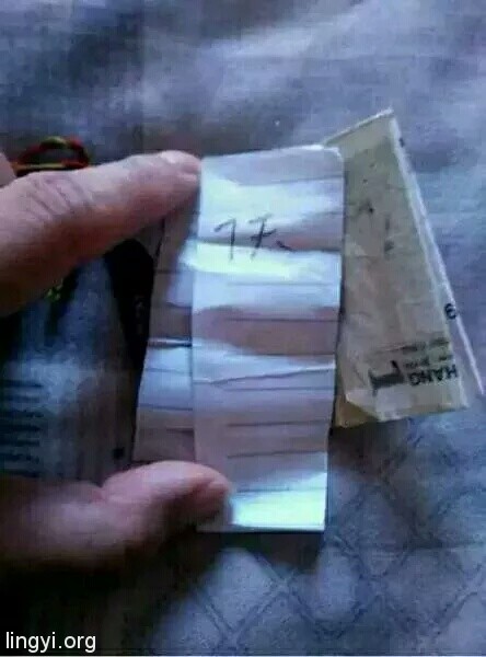 今天在医院外面检了五块钱，里面有纸条是怎么回事？