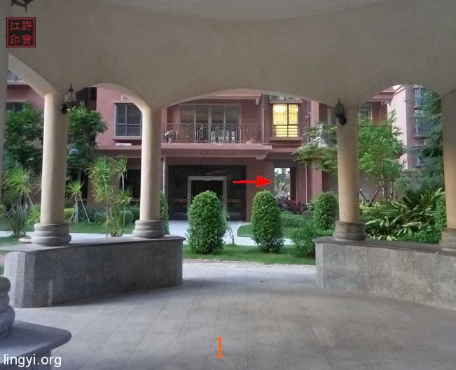 门外奇异的“黑白照片”