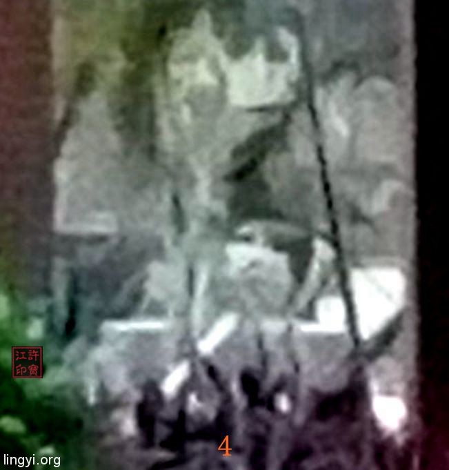 门外奇异的“黑白照片”