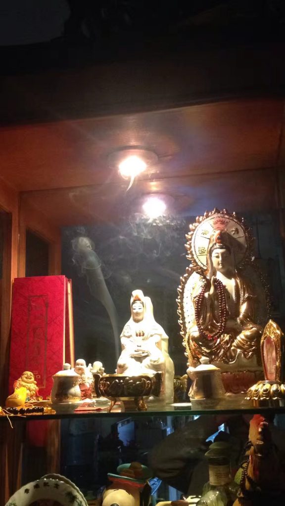 前几年神台上无意中照的