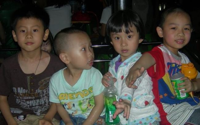 网上一张有名的灵异照片，据说是在汕头市龙泉岩无意拍到的