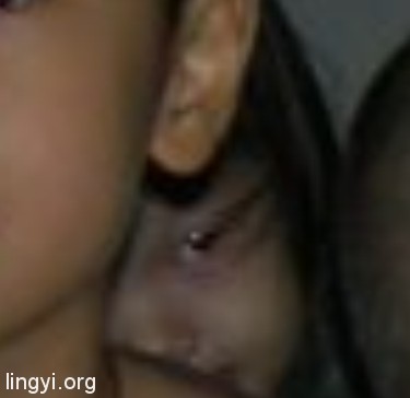 网上一张有名的灵异照片，据说是在汕头市龙泉岩无意拍到的