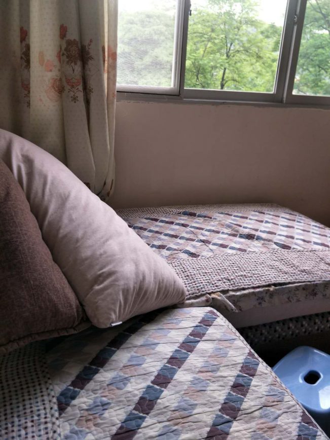 老婆发了两张照片，同样的角度，布局是反的（同样的手机拍摄）