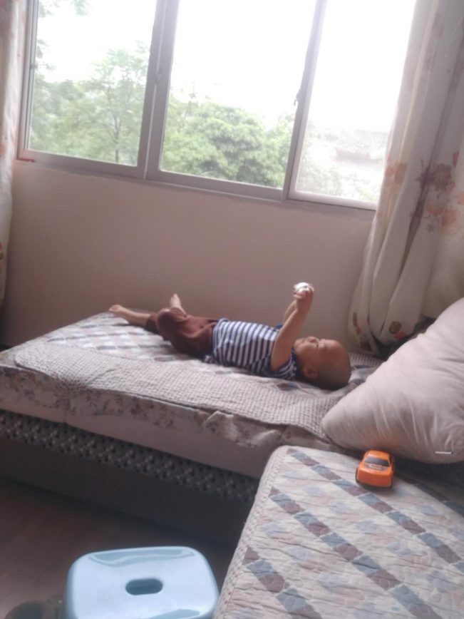 老婆发了两张照片，同样的角度，布局是反的（同样的手机拍摄）