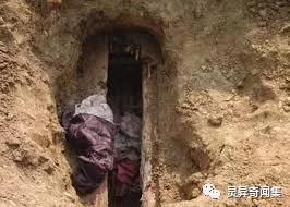 尸吻——回乡，居然有阿婆宣传亲吻尸体可得道成仙