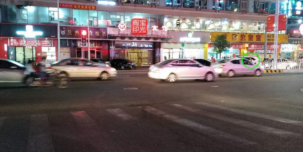 的士上面抱着婴儿的白衣妇人