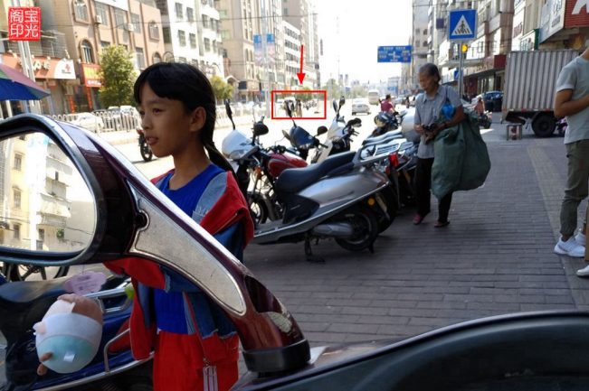 灵异照片:马路上走过一群“古人”