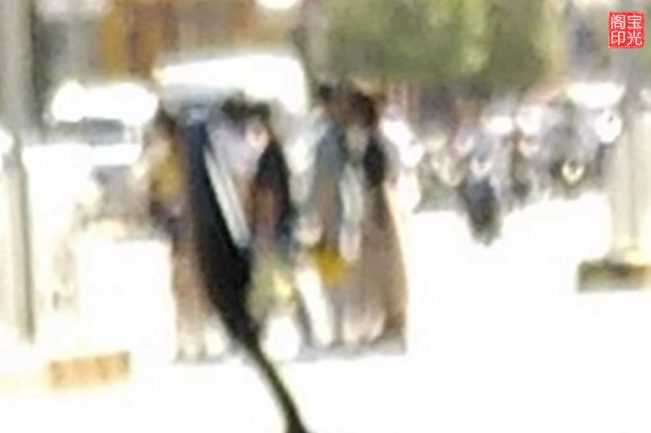 灵异照片:马路上走过一群“古人”