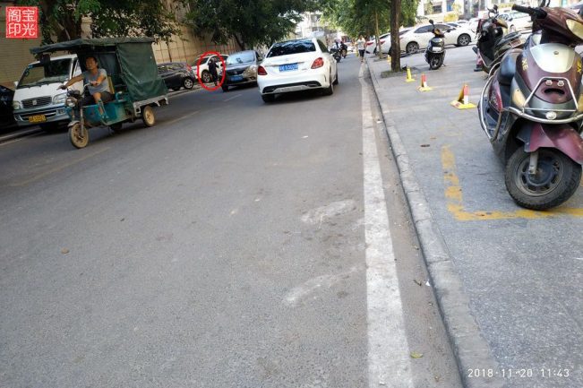 灵异照片：脸在项背的怪老头