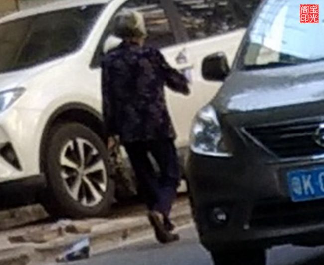 灵异照片：脸在项背的怪老头