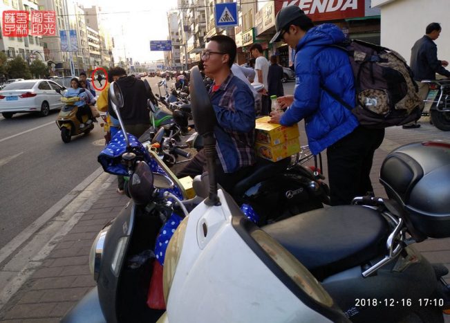 灵异照片:过马路的一位黑衣灵