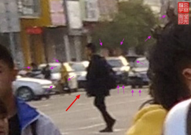 灵异照片:过马路的一位黑衣灵