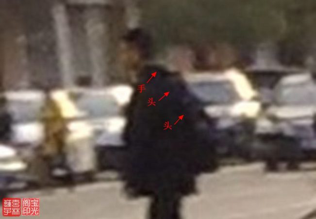 灵异照片:过马路的一位黑衣灵