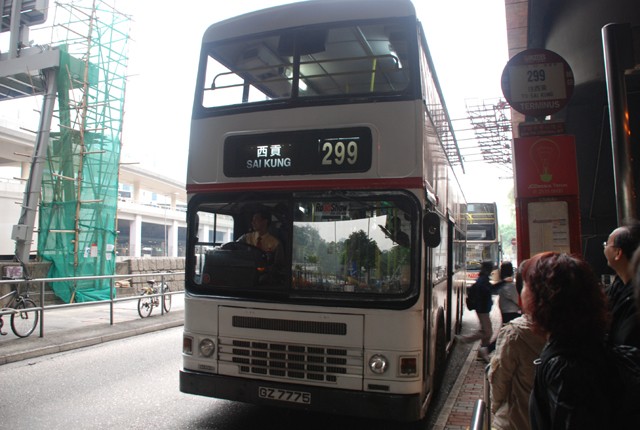 离墓群不到100米的露营活动