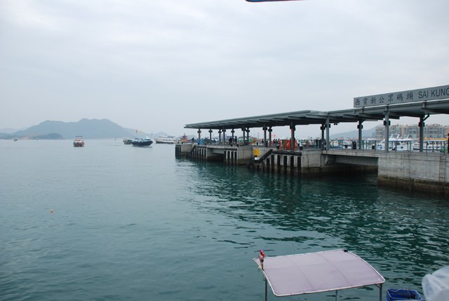 离墓群不到100米的露营活动