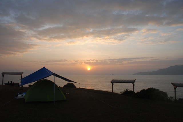 离墓群不到100米的露营活动