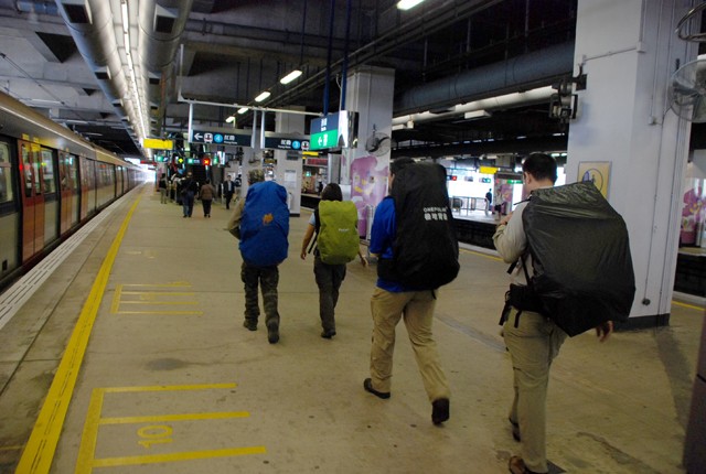 离墓群不到100米的露营活动