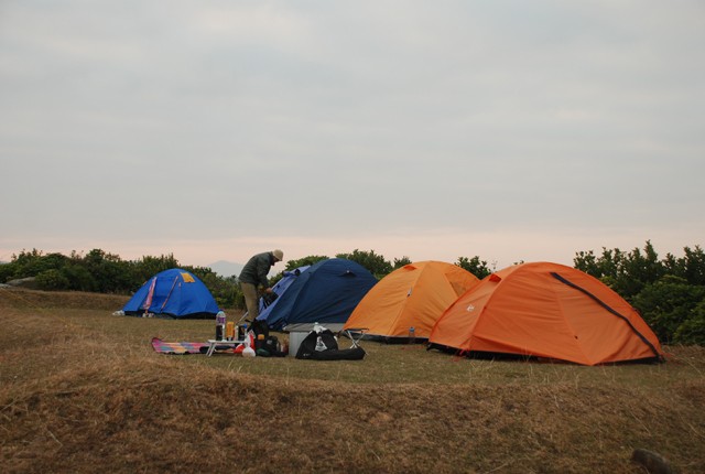 离墓群不到100米的露营活动