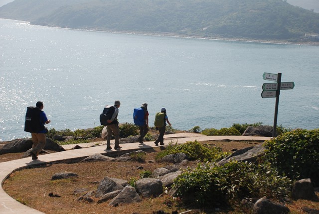 离墓群不到100米的露营活动