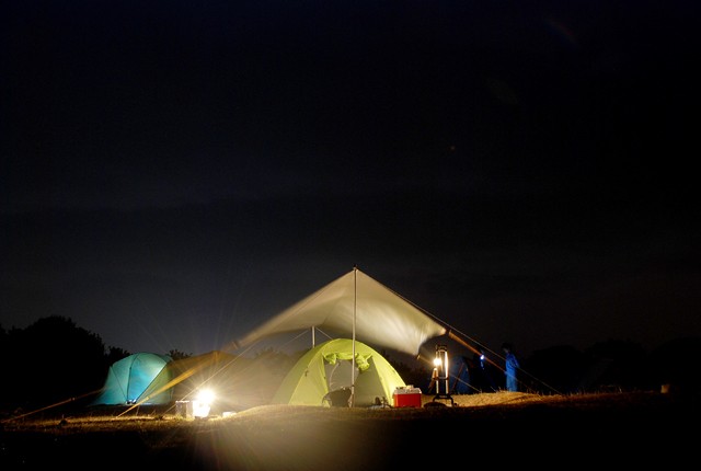 离墓群不到100米的露营活动