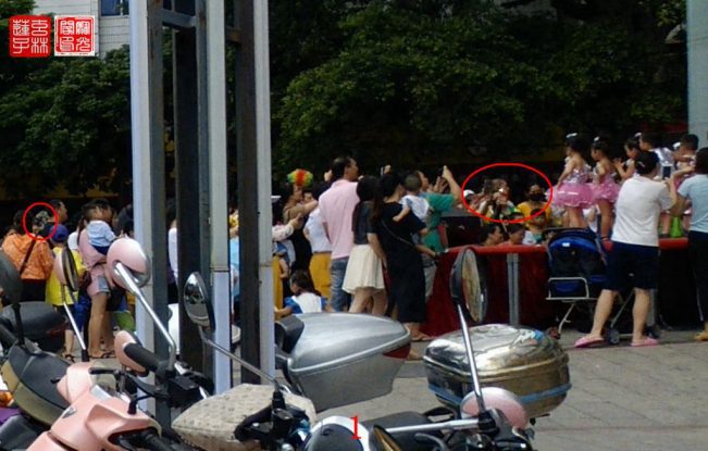 灵异兴致勃勃观看小朋友六一文艺表演