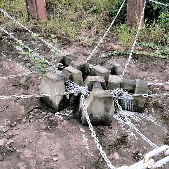 有人知道是什么吗？看起来像是坟墓，又不太像，好像是用来锁住某些东西的，难道是“锁妖阵”？