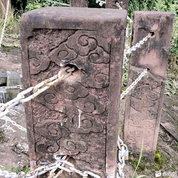 有人知道是什么吗？看起来像是坟墓，又不太像，好像是用来锁住某些东西的，难道是“锁妖阵”？