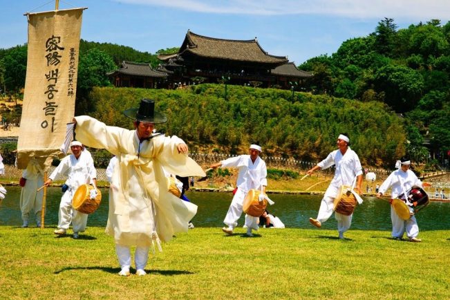 把先人骸骨挖出来?!亚洲其他国家怎样过“鬼节”…