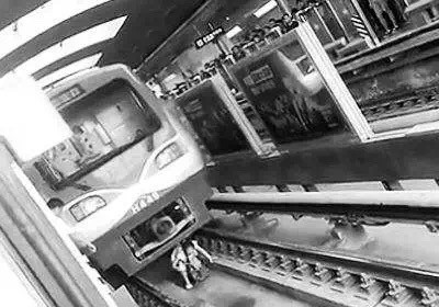 乘客跳下站台后失踪,十号线无头尸事件,细数地铁里发生的灵异事件!