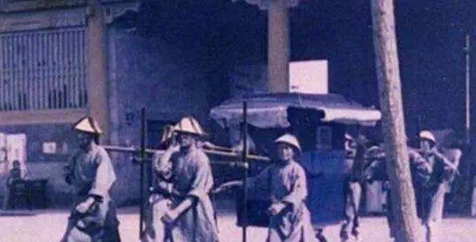 乘客跳下站台后失踪,十号线无头尸事件,细数地铁里发生的灵异事件!