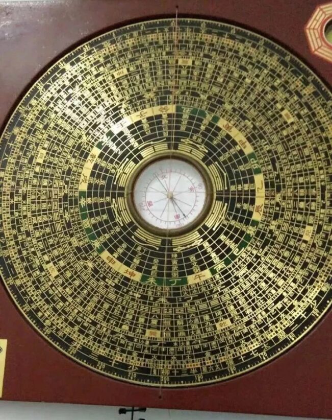 去殡仪馆撞邪的诡异经历，罗盘是辟邪的法器吗？