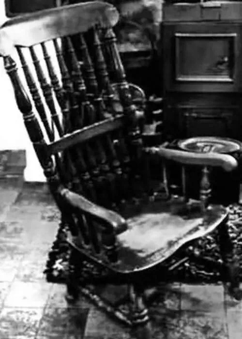 诅咒:坐了女婿的椅子后,64死人离奇死亡!