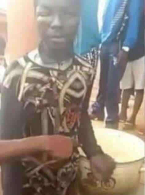 少女惨遭分尸煮成人肉汤，不知情民众全喝下肚！