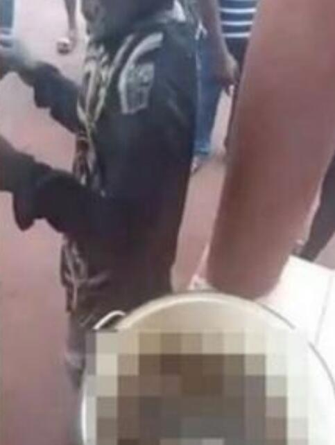 少女惨遭分尸煮成人肉汤，不知情民众全喝下肚！