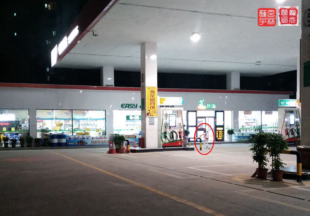 吓人！加油站这位粉衣哥……