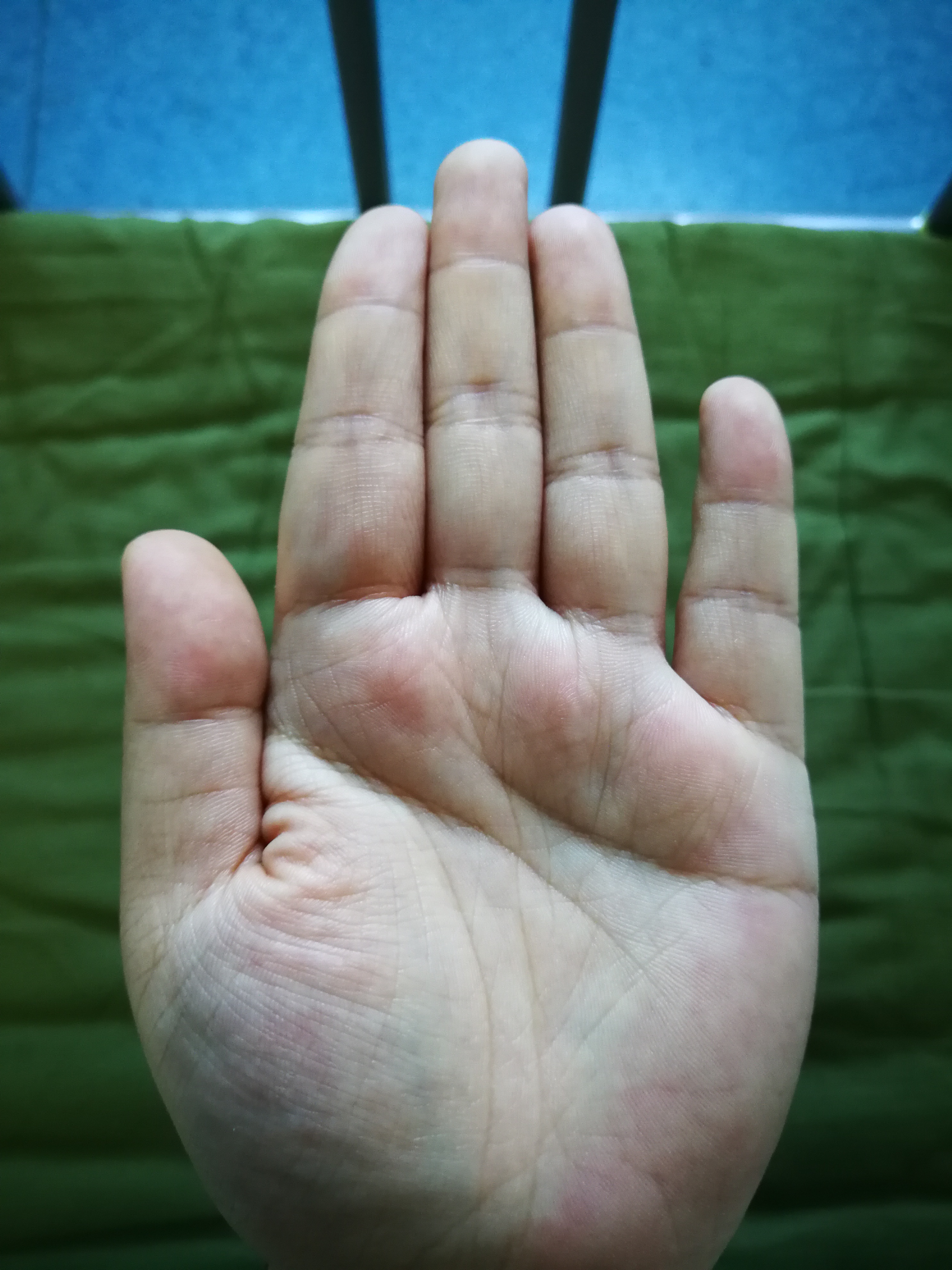 本人从未看过手相，听说这里面还是有真懂的人，麻烦帮我瞅瞅，谢谢～