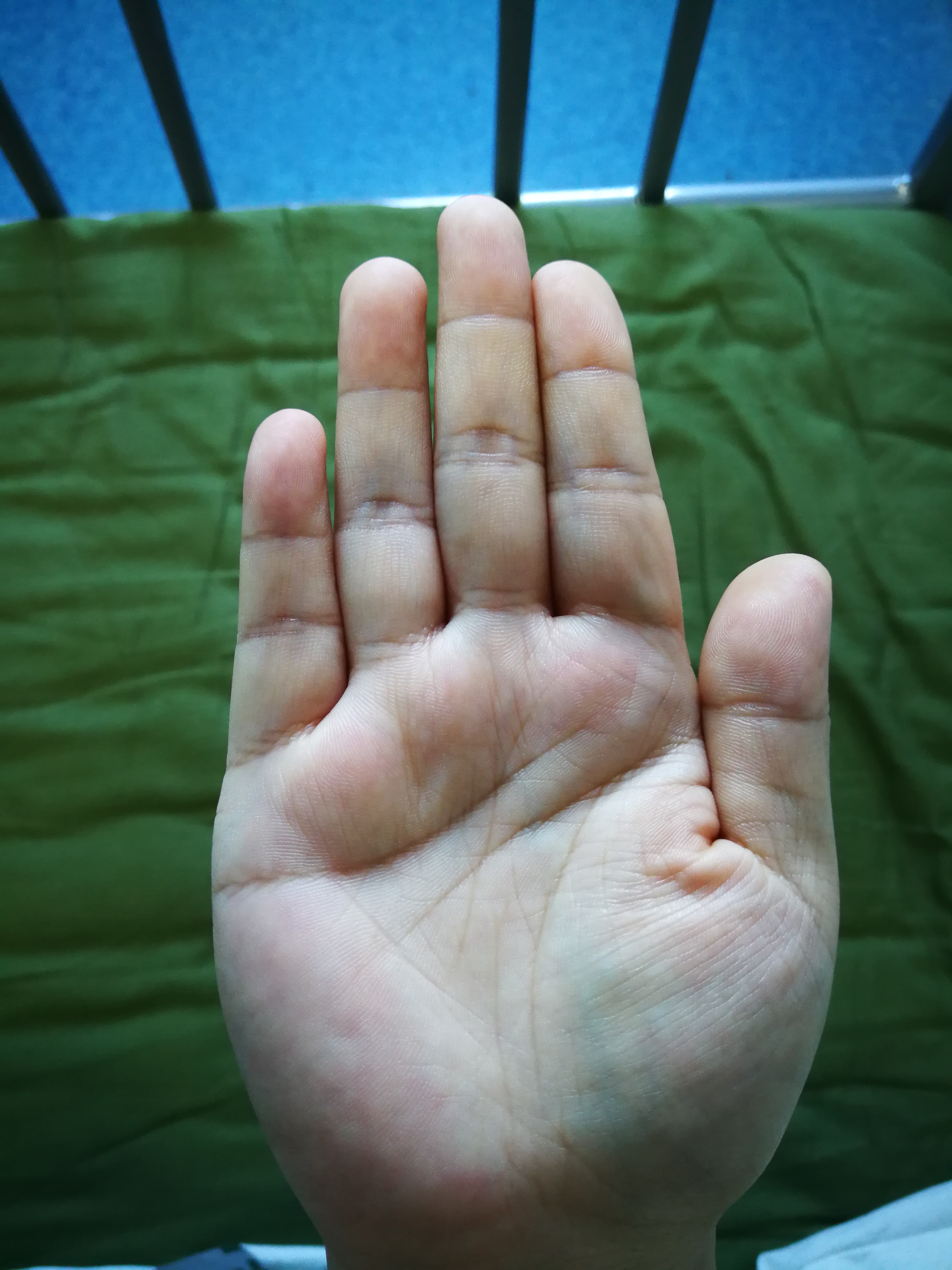 本人从未看过手相，听说这里面还是有真懂的人，麻烦帮我瞅瞅，谢谢～