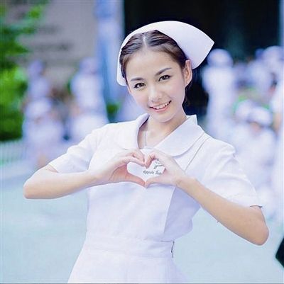 我紧紧抓住女鬼的双手