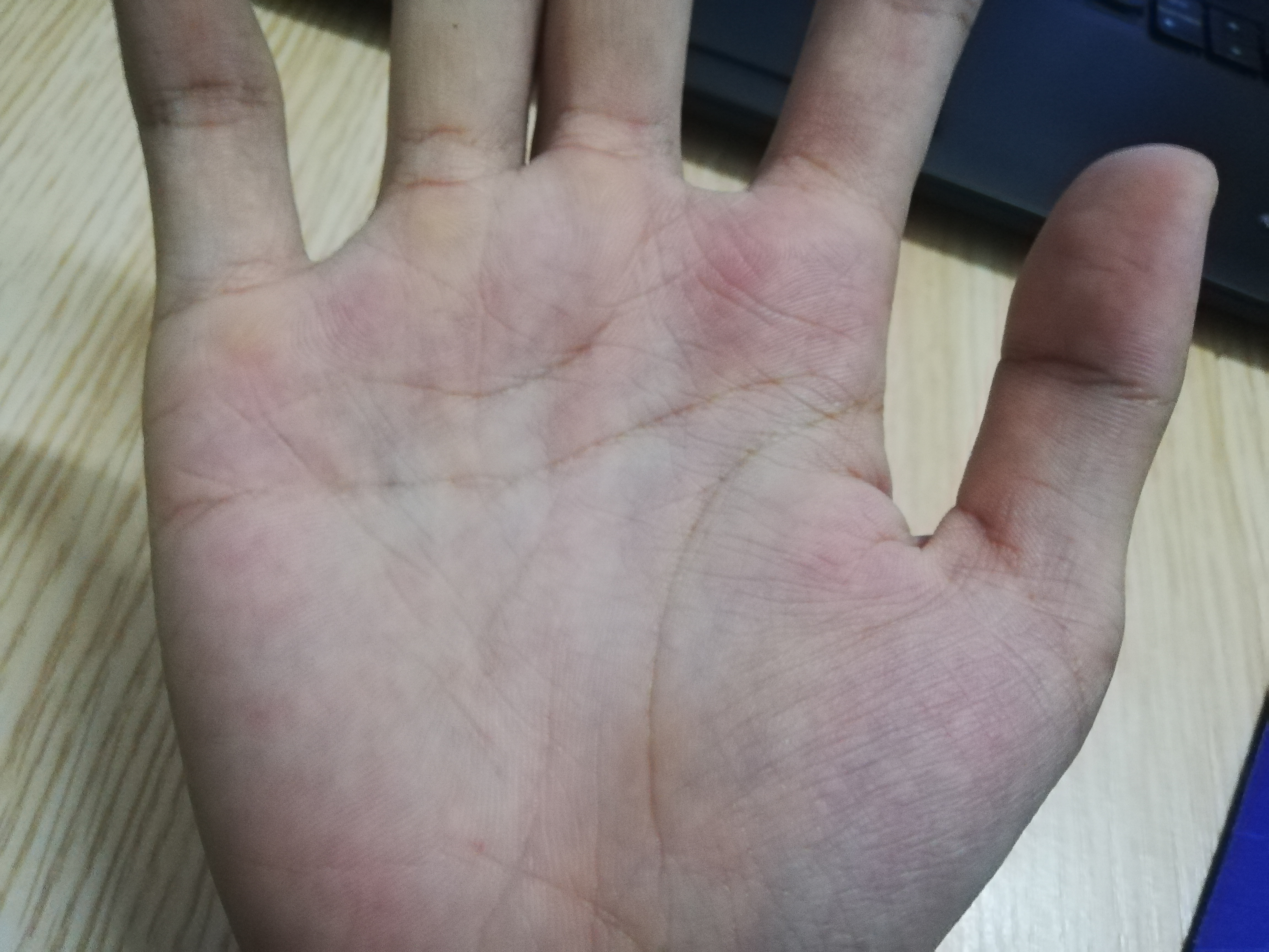 有会看手相的嘛，生命线短是不是命会比较短