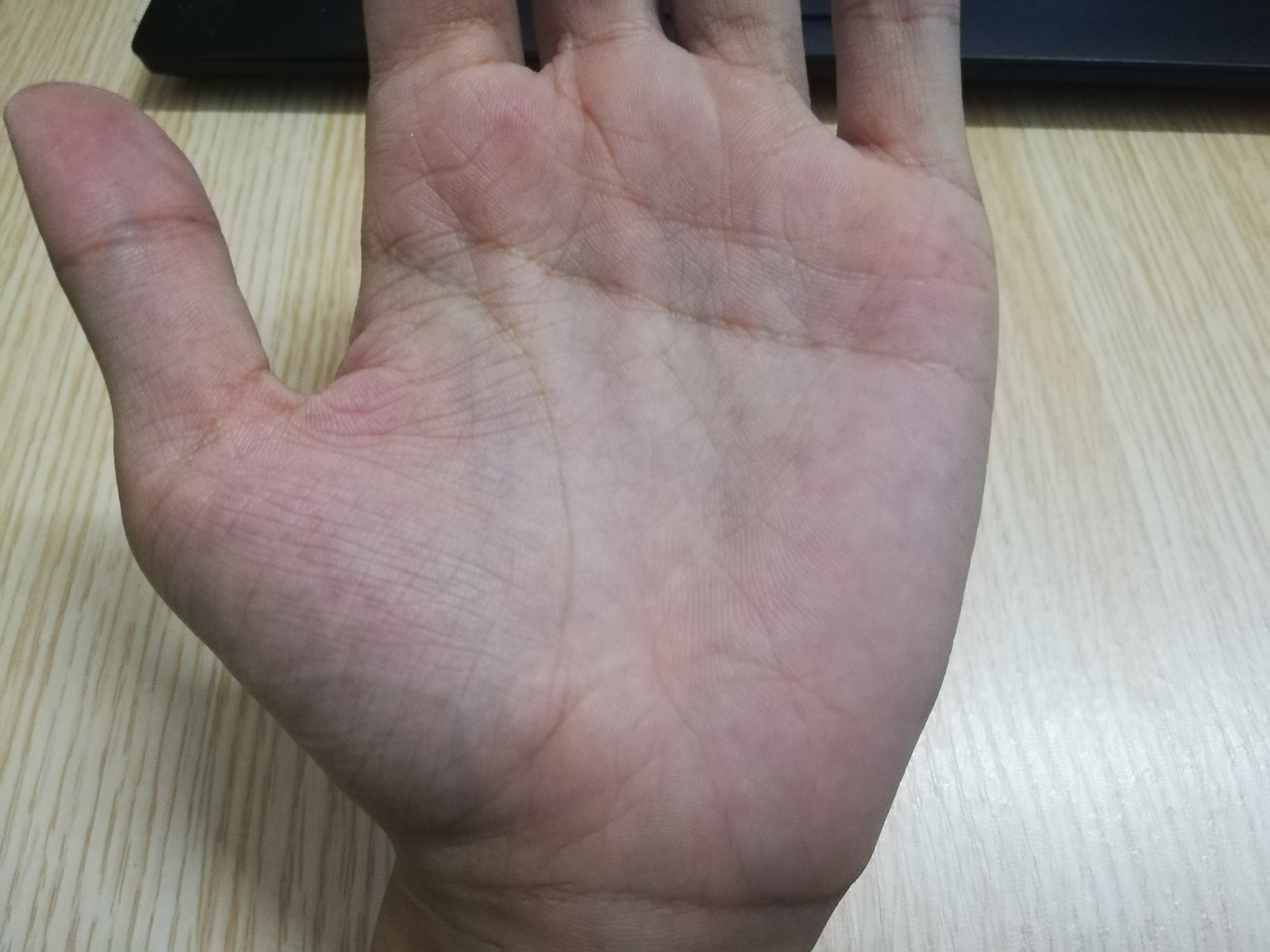 有会看手相的嘛，生命线短是不是命会比较短