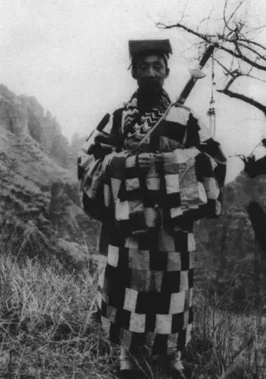 化缘的和尚、抗日的道士