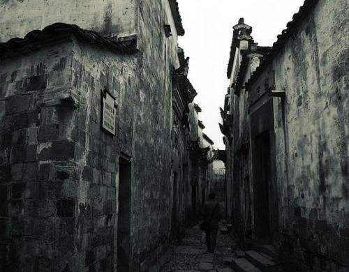 胡同里遇见诡异的人